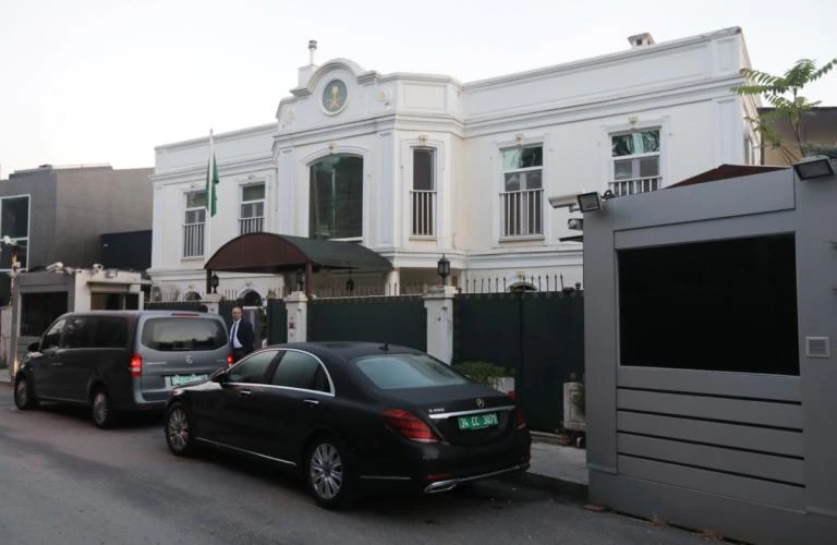 Σαουδάραβας πρίγκηπας: «Ήθελαν να με εξαφανίσουν όπως τον Κασόγκι» – Ανοίγει η γη και καταπίνει τους αντιφρονούντες